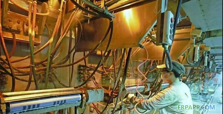 　　近日，由四川富潤(rùn)企業(yè)重組投資有限責(zé)任公司旗下四川省玻纖集團(tuán)有限公司（簡(jiǎn)稱“四川玻纖”）自主研發(fā)，自主投資建設(shè)的全球首個(gè)玄武巖連續(xù)纖維池窯中試項(xiàng)目在四川省德陽(yáng)市羅江區(qū)成功點(diǎn)火。該項(xiàng)目總投資9000萬(wàn)元，項(xiàng)目點(diǎn)火運(yùn)行成功后，四川玻纖將成為世界第一家采用池窯方式生產(chǎn)玄武巖纖維的企業(yè)。 　　玄武巖連續(xù)纖維是以天然的火山噴出巖為原料，在1450℃～1500℃熔融后，經(jīng)鉑銠合金漏板高速拉絲而形成的連續(xù)纖維，具有熱傳導(dǎo)系數(shù)低、水泥相容性好、介電系數(shù)高、吸音系數(shù)高、耐溫性佳（-269℃～700℃）、抗氧化、抗輻射、過濾性好、抗壓縮強(qiáng)度和剪切強(qiáng)度高等特點(diǎn)，廣泛運(yùn)用于國(guó)防軍工、交通運(yùn)輸、車船制造、電子信息、航空航天等各個(gè)領(lǐng)域，被國(guó)家視為戰(zhàn)略性新興產(chǎn)業(yè)，也被四川列為四大高端新型成長(zhǎng)型產(chǎn)業(yè)之一。 　　近年來，四川玻纖先后組建13個(gè)實(shí)驗(yàn)室致力于玄武巖纖維研發(fā)，前后攻克玄武巖纖維生產(chǎn)領(lǐng)域數(shù)十個(gè)技術(shù)難題，研發(fā)出一整套池窯生產(chǎn)連續(xù)玄武巖纖維的生產(chǎn)工藝，徹底改變傳統(tǒng)玄武巖纖維生產(chǎn)技術(shù)成本高、產(chǎn)能低、品質(zhì)不穩(wěn)定的問題。目前，該公司已申報(bào)發(fā)明專利8項(xiàng)，實(shí)用新型專利8項(xiàng)，企業(yè)專有技術(shù)11項(xiàng)，深加工后續(xù)專利仍在持續(xù)申報(bào)。
