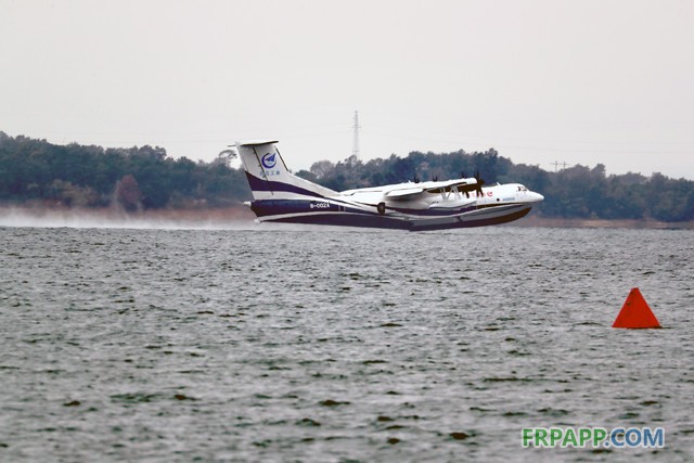 8時51分，由機長趙生、副駕駛陳明、機械師魏鵬和監控觀察員孫康寧組成的首飛機組，按預定科目，駕駛著AG600劃開深藍色的湖面，英姿颯爽，身后留下一條波光粼粼的水痕。加速、機頭昂起……AG600宛如一條東方巨龍從水面踏浪而起，直插云霄。   ?AG600水上起飛瞬間  9時05分，飛機像一只靈動的沙鷗，平穩地貼著水面滑行、輕盈入水，濺起歡快的水花。觀眾席響起了熱烈的掌聲。   ?AG600著水瞬間  伴隨著《歌唱祖國》的動人旋律，AG600飛機通過氣勢恢弘的水門回到主席臺前。機長趙生報告順利完成首次水上起降科研試飛任務！9時18分，AG600水上首飛圓滿成功！這是繼2017年12月24日AG600成功實現陸上首飛后又一歷史性時刻。   ?AG600著水瞬間  工業和信息化部部長苗圩，湖北省副省長曹廣晶，工業和信息化部副部長辛國斌，科技部秘書長苗少波，國家國防科技工業局副局長田玉龍，中國民航局總工程師殷時軍，大飛機專項專家組組長、院士張彥仲，國家應急管理部森林消防局副司令員閆鵬，陸軍裝備部副部長陳郁虹，空軍裝備部副部長宮繼宏，荊門市委書記張愛國，中國航發副總經理王之林，中國商飛副總經理周新民，航空工業董事長、黨組書記譚瑞松等領導出席儀式。   ?AG600入水瞬間  中央軍民融合辦、國家發展改革委、科技部、工信部、財政部、交通運輸部、應急部、國資委、國防科工局、林草局、民航局等政府部門及有關單位，湖北、廣東省等地方政府，軍委裝備發展部、陸軍、海軍、空軍、武警部隊等軍方機構，航空工業老領導，中國商飛、中國航發、中電科等兄弟單位，高校，金融機構，防火、救援、海監、海事、海洋執法等用戶代表，AG600飛機項目參研、參試單位的領導和代表參加了首飛儀式。
